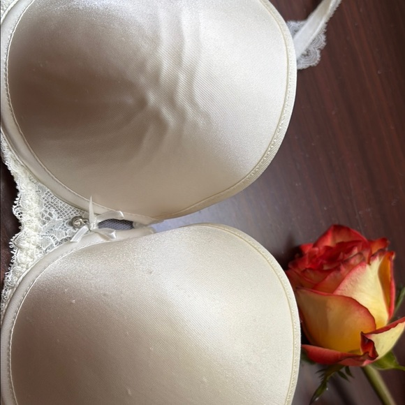 Chantelle Cream Lace Bra - Picture 2 of 12